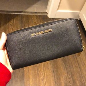 Michael Kors Leather Continental Wallet - LIKE NEW condition